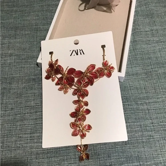 ZARA Beautiful Necklace ,Floral with Red & Gold Tone. New🌺🌺🌺🌺🌺🌺🌺🌺🌺🌺🌺 - Picture 2 of 6